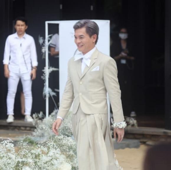 Trước đó, nam nghệ sĩ từng chiếm trọn spotlight khi xuất hiện trong hôn lễ của Ngô Thanh Vân với bộ trang phục vừa váy vừa quần