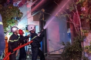 Cảnh sát phá cửa, cứu ba mẹ con mắc kẹt trong ngôi nhà bị cháy