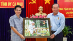 Nguyên Phó bí thư Thường trực Tỉnh uỷ Phạm Bạch Đằng nhận Huy hiệu 40 năm tuổi Đảng
