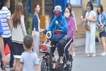 Ảnh: Hà Nội đón không khí lạnh hiếm gặp giữa tháng 5, người dân thích thú mặc áo khoác dạo phố