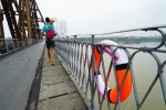 Hàng chục phao cứu sinh xuất hiện trên các cây cầu ở Hà Nội