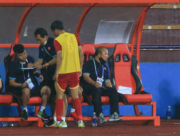 Khoảng lặng của HLV Park, trợ lý Lee sau khi Hùng Dũng xé lưới U23 Myanmar - Ảnh 7.