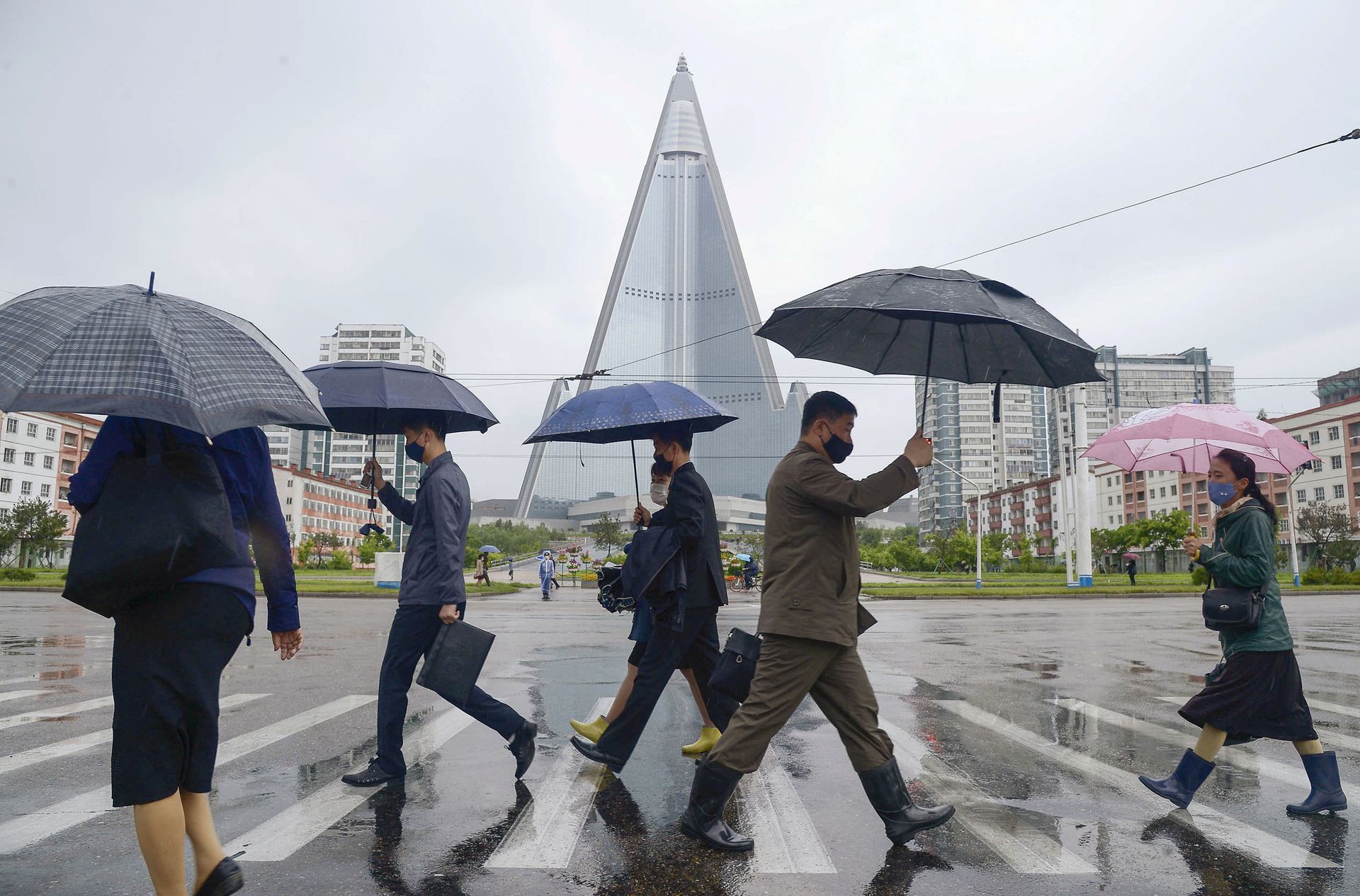 Người dân đeo khẩu trang tại Bình Nhưỡng vào năm 2020. Ảnh: Kyodo.