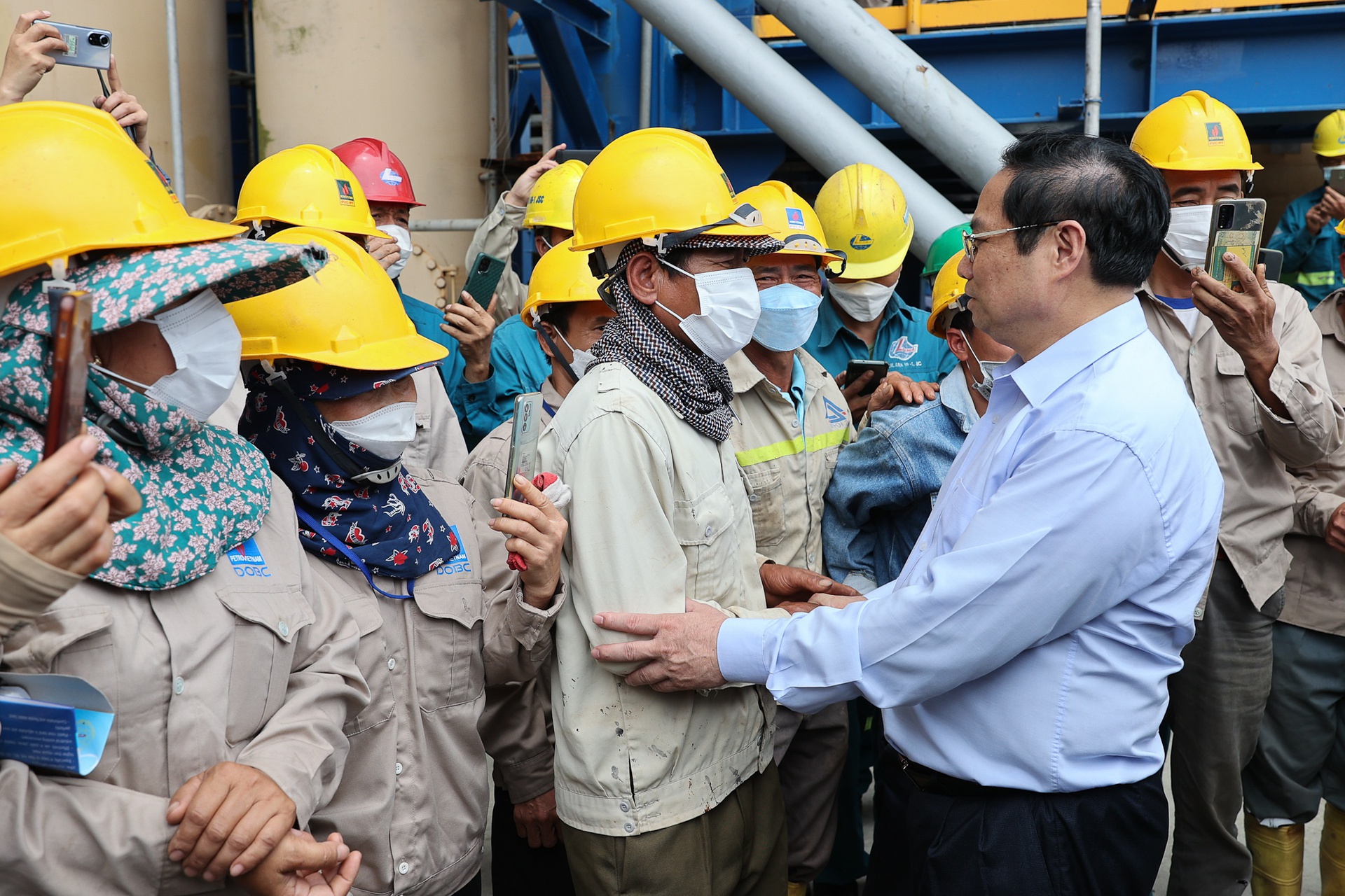 Thủ tướng Phạm Minh Chính và đoàn công tác tới kiểm tra, làm việc tại dự án Nhiệt điện Thái Bình 2 vào đầu tháng 5. Ảnh: VGP/Nhật Bắc.