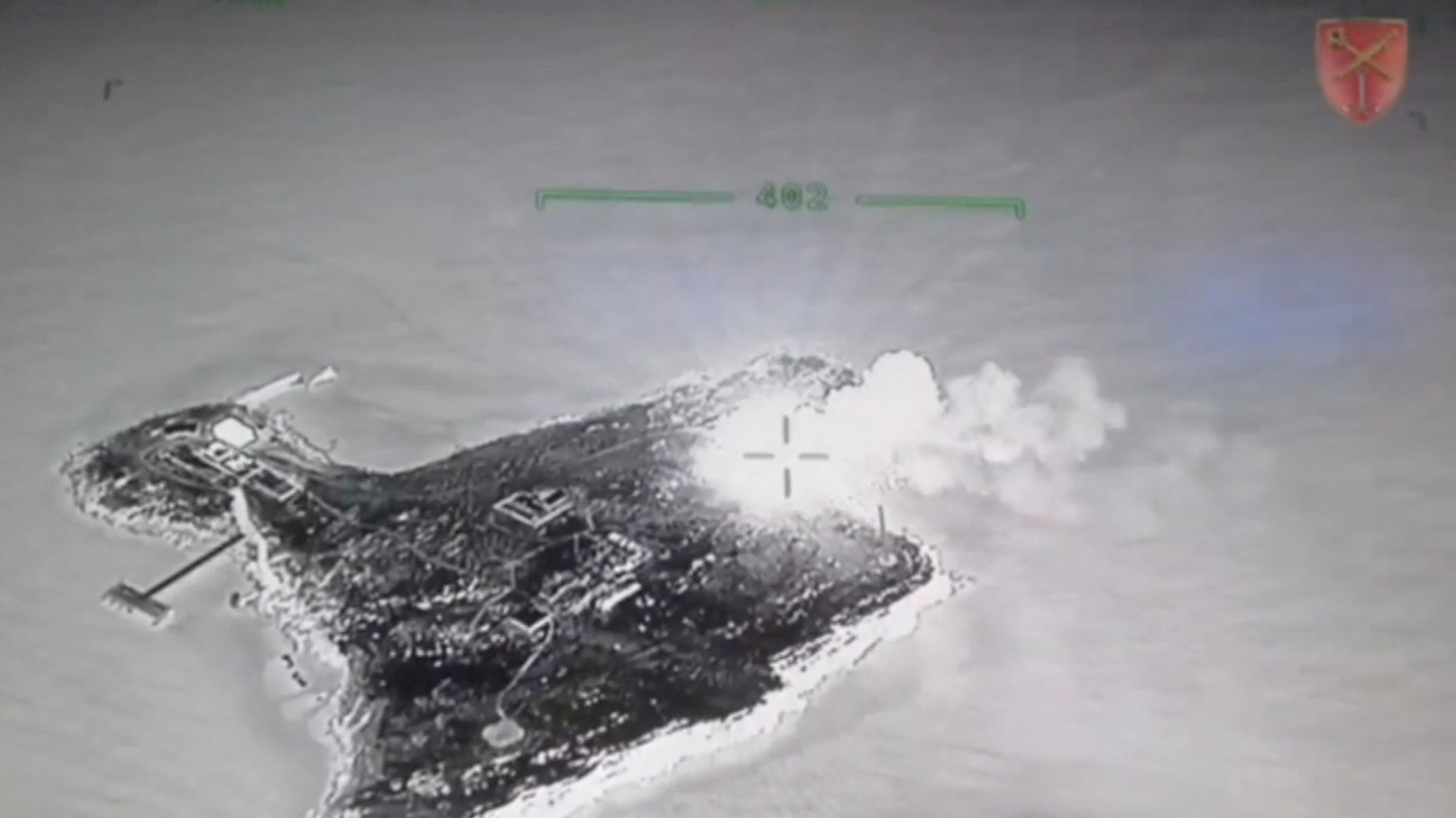 Ảnh chụp từ video được ghi lại bằng drone hôm 8/5 cho thấy một đám cháy trên đảo Rắn của Ukraine. Ảnh: Reuters.
