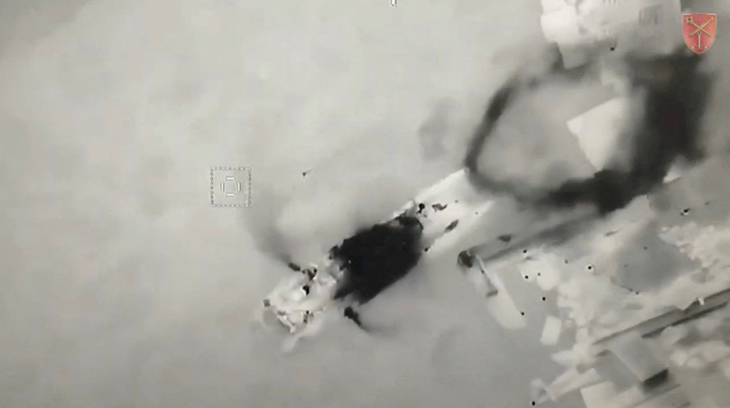 Hình ảnh chụp từ trên không cho thấy máy bay không người lái Bayraktar của Ukraine dùng tên lửa tấn công tàu đổ bộ của Nga tại đảo Rắn hôm 7/5. Ảnh: BBC.