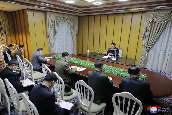 Ông Kim Jong-un thăm trụ sở phòng chống dịch bệnh khẩn cấp ở thủ đô Bình Nhưỡng hôm 12/5. Ảnh: Reuters