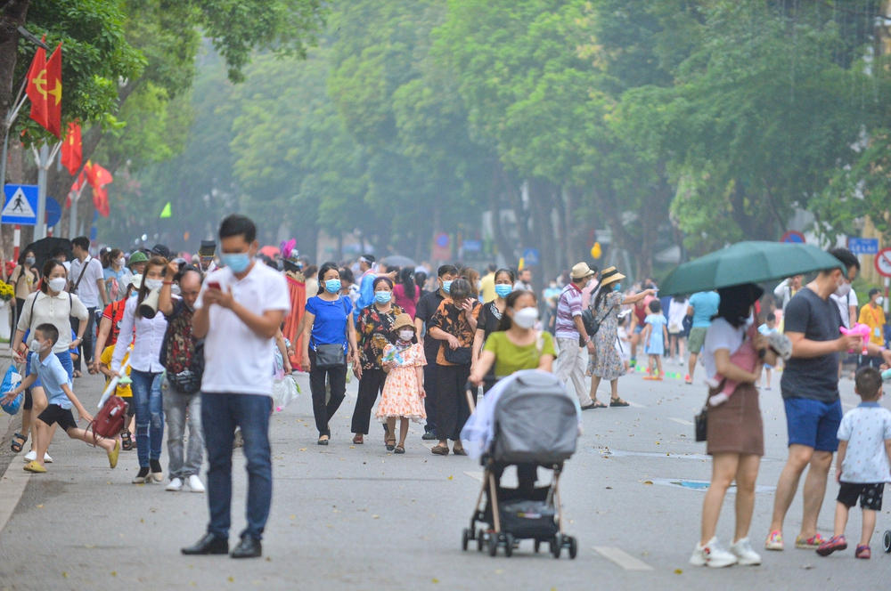 Ảnh: Hà Nội đón không khí lạnh hiếm gặp giữa tháng 5, người dân thích thú mặc áo khoác dạo phố - Ảnh 7.