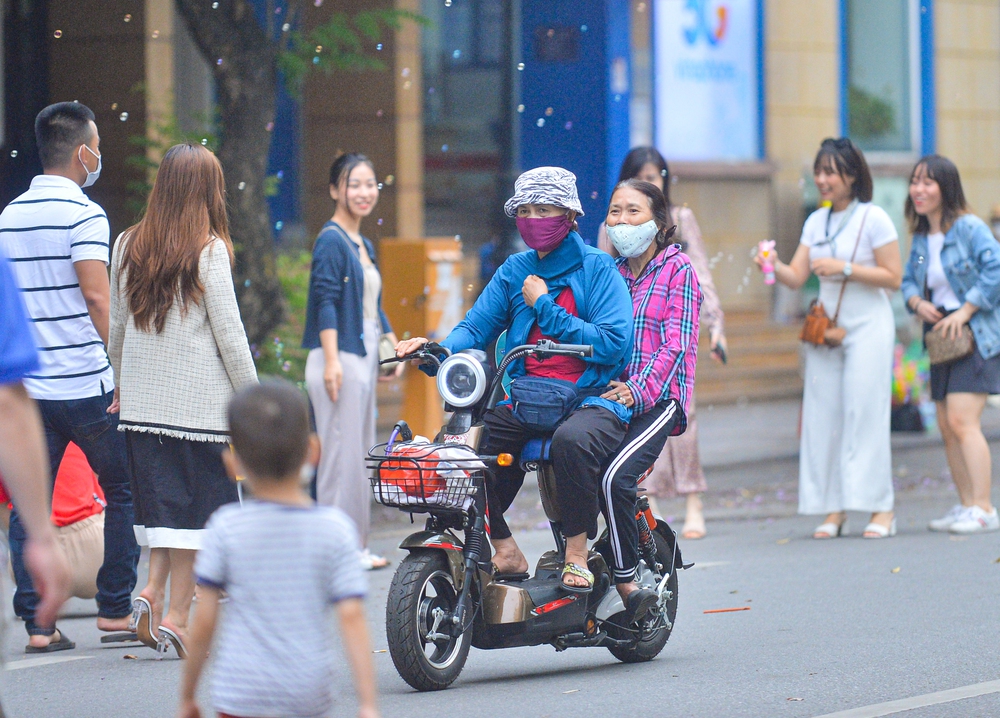 Ảnh: Hà Nội đón không khí lạnh hiếm gặp giữa tháng 5, người dân thích thú mặc áo khoác dạo phố - Ảnh 9.