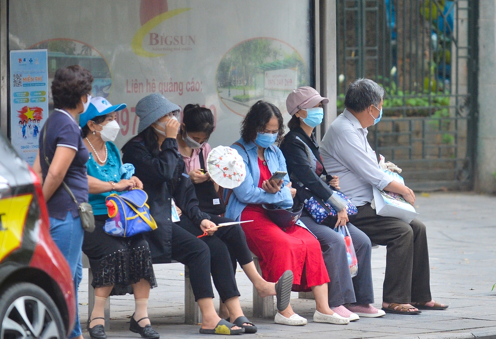 Ảnh: Hà Nội đón không khí lạnh hiếm gặp giữa tháng 5, người dân thích thú mặc áo khoác dạo phố - Ảnh 14.
