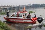 Cảnh sát lái canô, lặn sông Sài Gòn tìm người phụ nữ nhảy cầu
