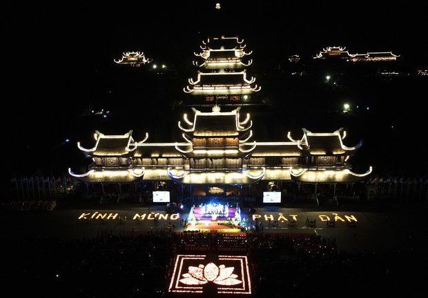 Hàng nghìn du khách thập phương đội mưa dự lễ Phật Đản tại ngôi chùa lớn nhất thế giới - Ảnh 2.