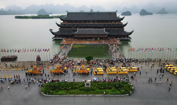 Hàng nghìn du khách thập phương đội mưa dự lễ Phật Đản tại ngôi chùa lớn nhất thế giới - Ảnh 5.