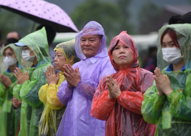 Hàng nghìn du khách thập phương đội mưa dự lễ Phật Đản tại ngôi chùa lớn nhất thế giới - Ảnh 10.