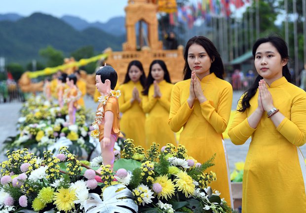 Hàng nghìn du khách thập phương đội mưa dự lễ Phật Đản tại ngôi chùa lớn nhất thế giới - Ảnh 15.