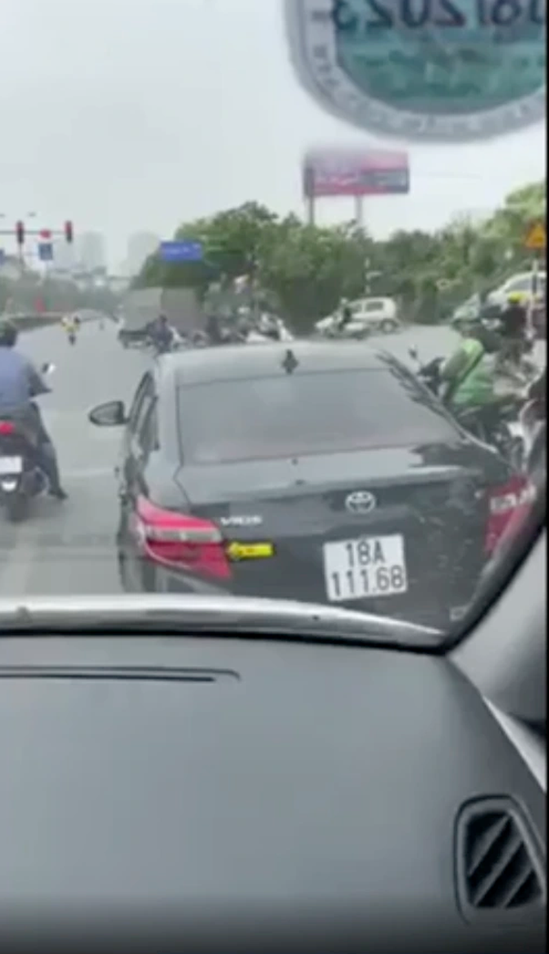 Tài xế xe ô tô Vios kiên quyết chờ đèn đỏ, không di chuyển để nhường đường cho xe cấp cứu (Ảnh chụp màn hình).
