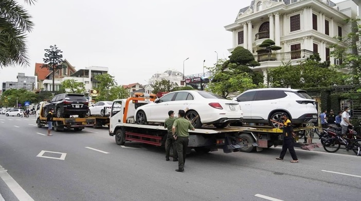 Cơ quan công an đã thu giữ nhiều ô tô sang của nguyên Chủ tịch UBND TP Hạ Long. 