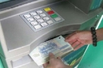 Đi rút tiền, sững sờ phát hiện cả tập tiền mệnh giá 500.000 đồng bị bỏ quên tại cây ATM