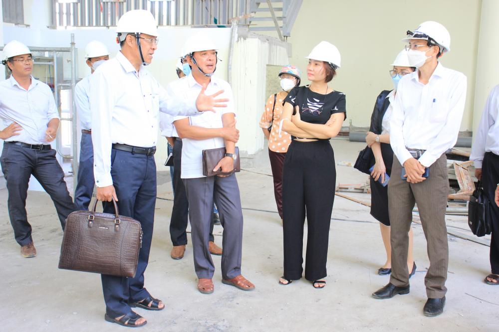 Ông Nguyễn Minh, Phó Chủ tịch UBND tỉnh Bình Thuận trực tiếp chỉ đạo tại công trình dự án.