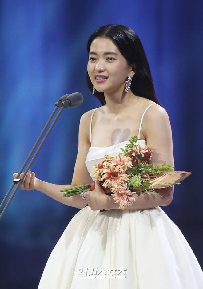 Kim Tae Ri vừa trở thành Ảnh hậu Baeksang 2022.