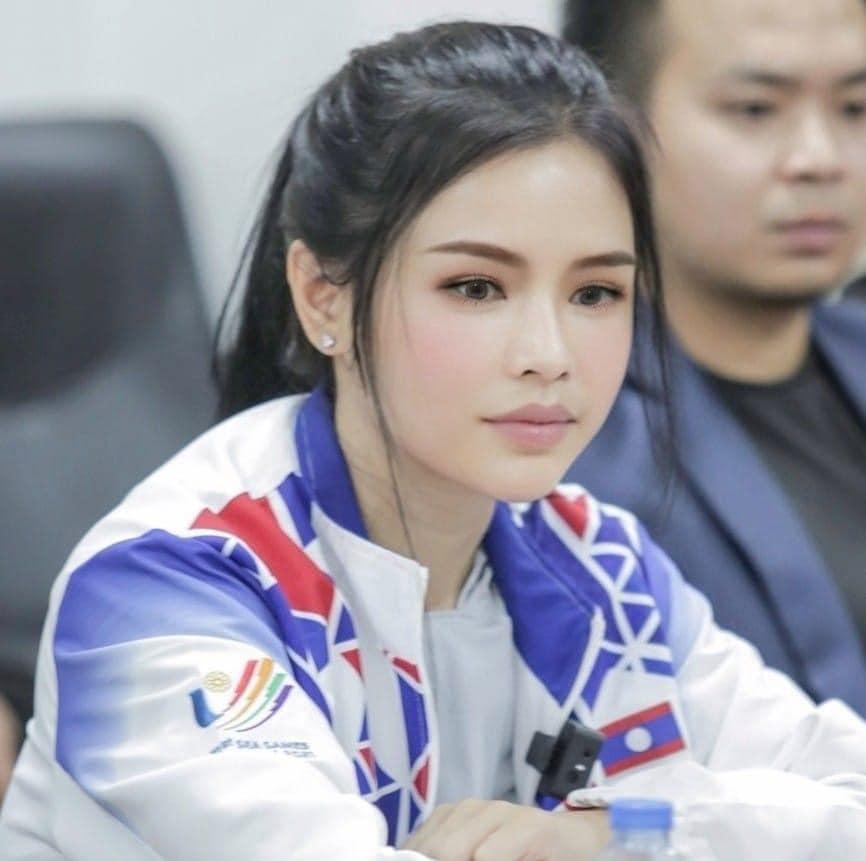Mới đây, trên mạng xã hội những bức ảnh của Madam Bo có mặt tại Việt Nam được netizen truyền tay nhau. Thậm chí, nhiều người còn cho rằng nữ đại gia tạo nên sự thay đổi của bóng đá Lào sẽ dự khán trận đấu chiềungày 16/5 giữa U23 Lào - U23 Thái Lan.