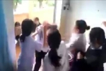 Lại xuất hiện clip nữ sinh 14 tuổi bị nhóm bạn túm tóc, dùng dép đánh vào đầu