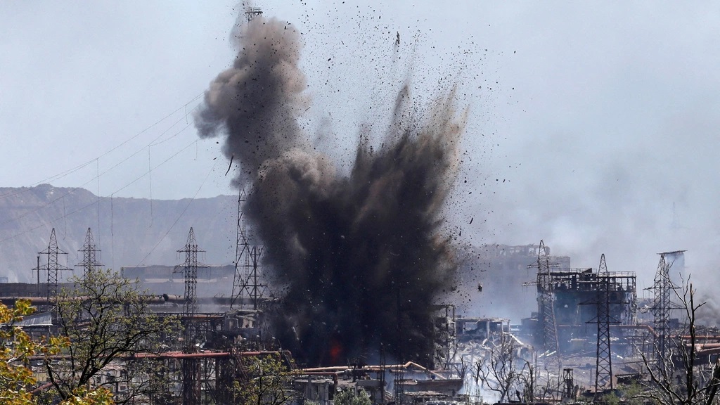Một vụ nổ tại Azovstal hôm 11/5. Ảnh: Reuters.