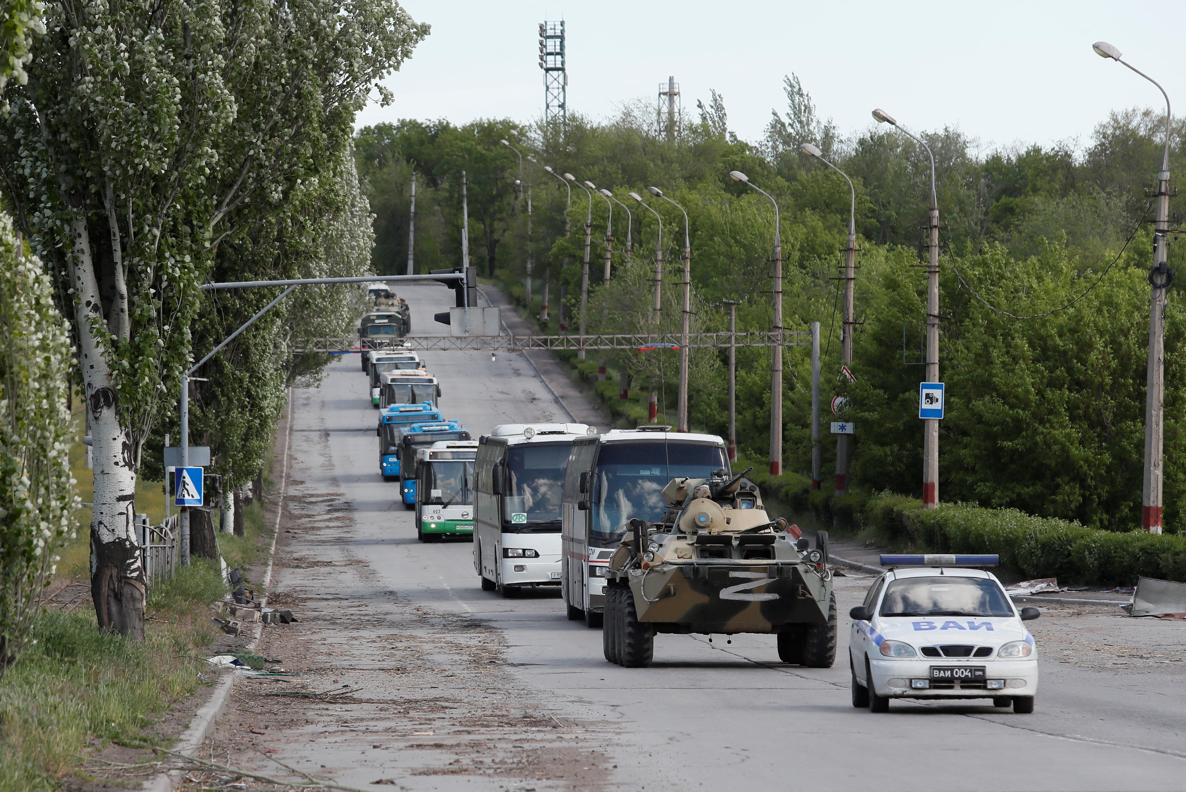 Đoàn xe chở binh lính Ukraine rời nhà máy Azovstal ngày 17/5. Ảnh: Reuters.