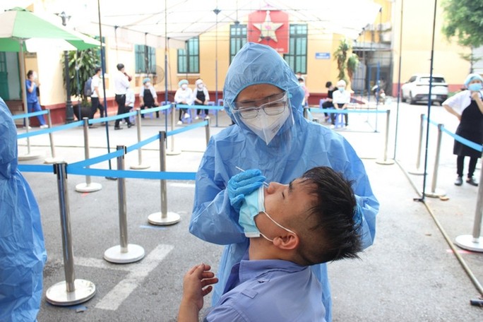 Xét nghiệm sàng lọc cho nhân viên tại Bệnh viện Việt Đức thời điểm dịch bùng phát.