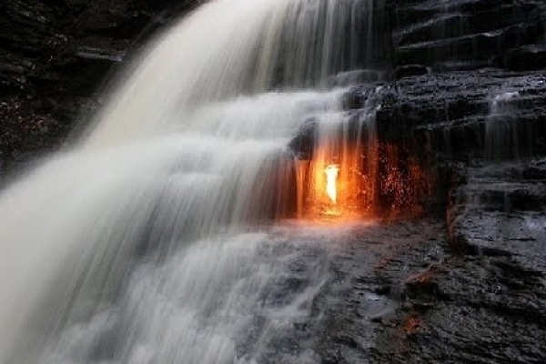 Bí ẩn ngọn lửa bất tử dưới thác nước: Cháy sáng suốt ngàn năm?