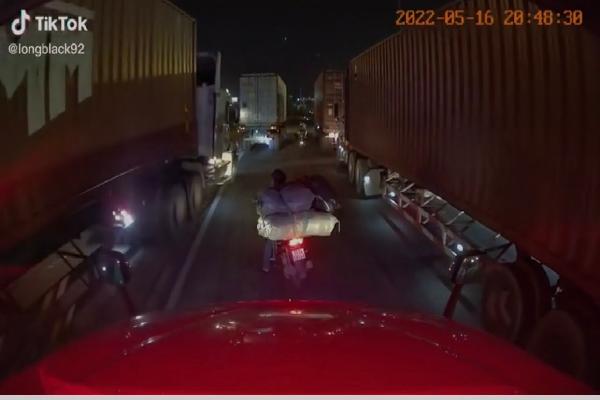 Video: Hành động đẹp của tài xế container khiến dân mạng rần rần 'thả tim'