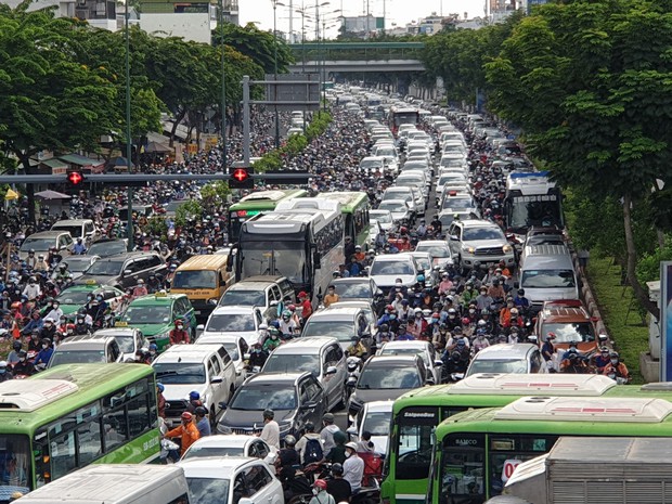 Hàng nghìn phương tiện đứng chôn chân chật kín cả mặt đường hướng về sân bay Tân Sơn Nhất.