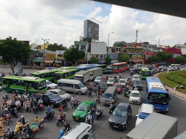 Giao thông tại khu vực vòng xoay Nguyễn Thái Sơn rối loạn dẫn đến xung đột giao thông khiến đường Phạm Văn Đồng kẹt xe kéo dài.