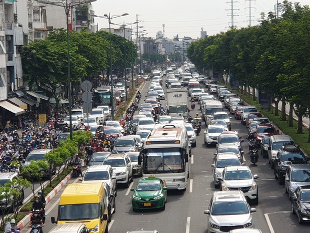 Một số ô tô chuyển làn đường đột ngột khiến giao thông càng ùn tắc, lộn xộn.