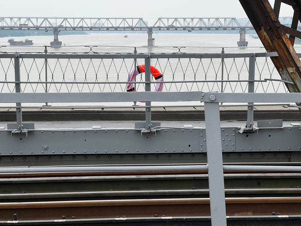 Hơn một nửa phao cứu sinh trên những cây cầu ở Hà Nội đã không cánh mà bay - Ảnh 2.