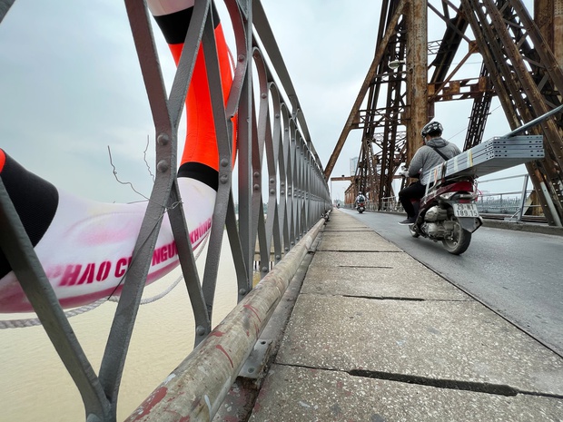 Hơn một nửa phao cứu sinh trên những cây cầu ở Hà Nội đã không cánh mà bay - Ảnh 3.