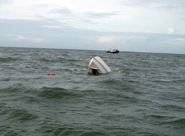 Một phần chiếc tàu gặp nạn nhô lên khỏi mặt nước vào sáng 3/8/2013. Ảnh: Trường Nguyên.