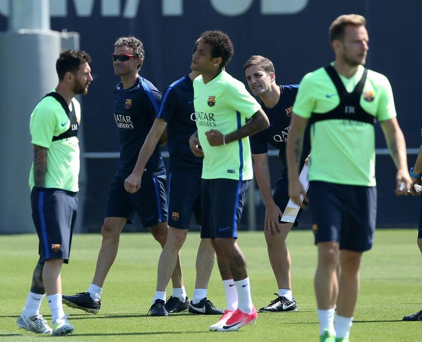 Bộ đôi Messi và Neymar khi còn khoácáo Barcelona. Trong hình, Messi cũng mặc một chiếcáo theo dõi sức khỏe của hãng Statsports. Ảnh: Reuters.