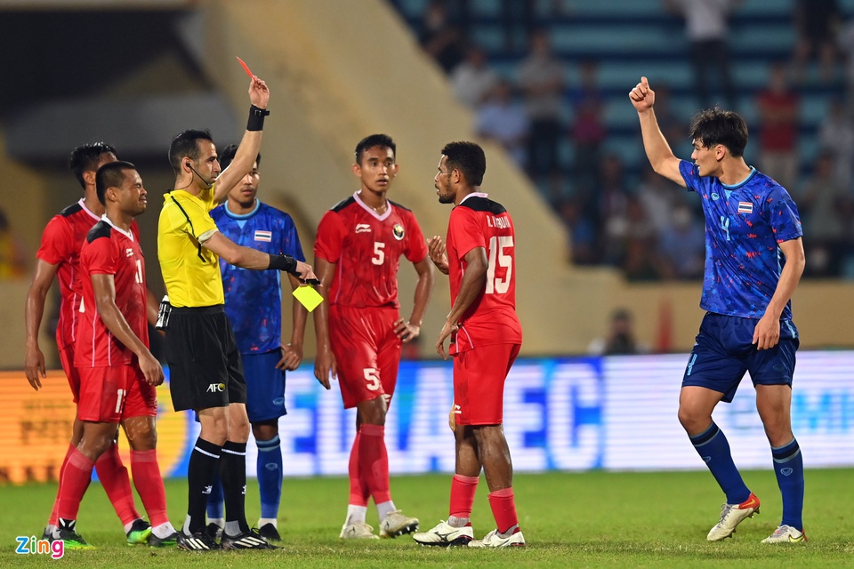 Trung vệ Jonathan Khemdee (số 4) được cho là người khiêu khích khiến cầu thủ U23 Indonesia mất bình tĩnh và nhận 3 thẻ đỏ cuối trận. Ảnh: Việt Linh.
