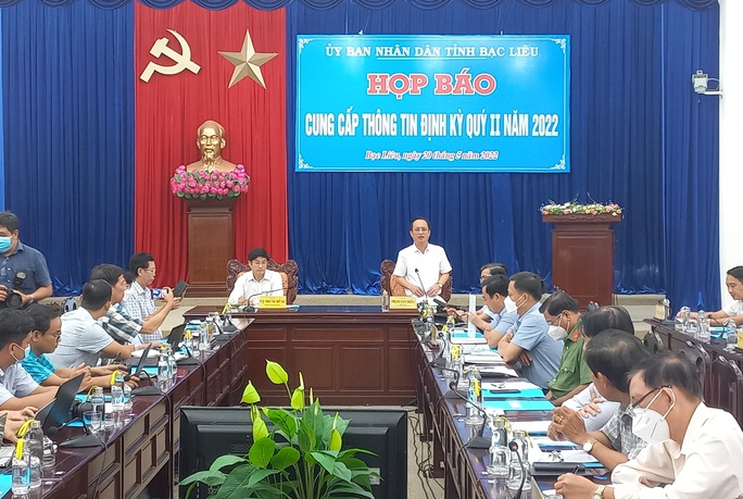 Chủ tịch UBND tỉnh Bạc Liêu Phạm Văn Thiều thông tin tại cuộc họp báo.