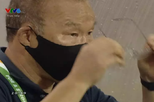 Khoảnh khắc thầy Park rơi lệ khi U23 Việt Nam ghi 'bàn thắng vàng' trước Thái Lan
