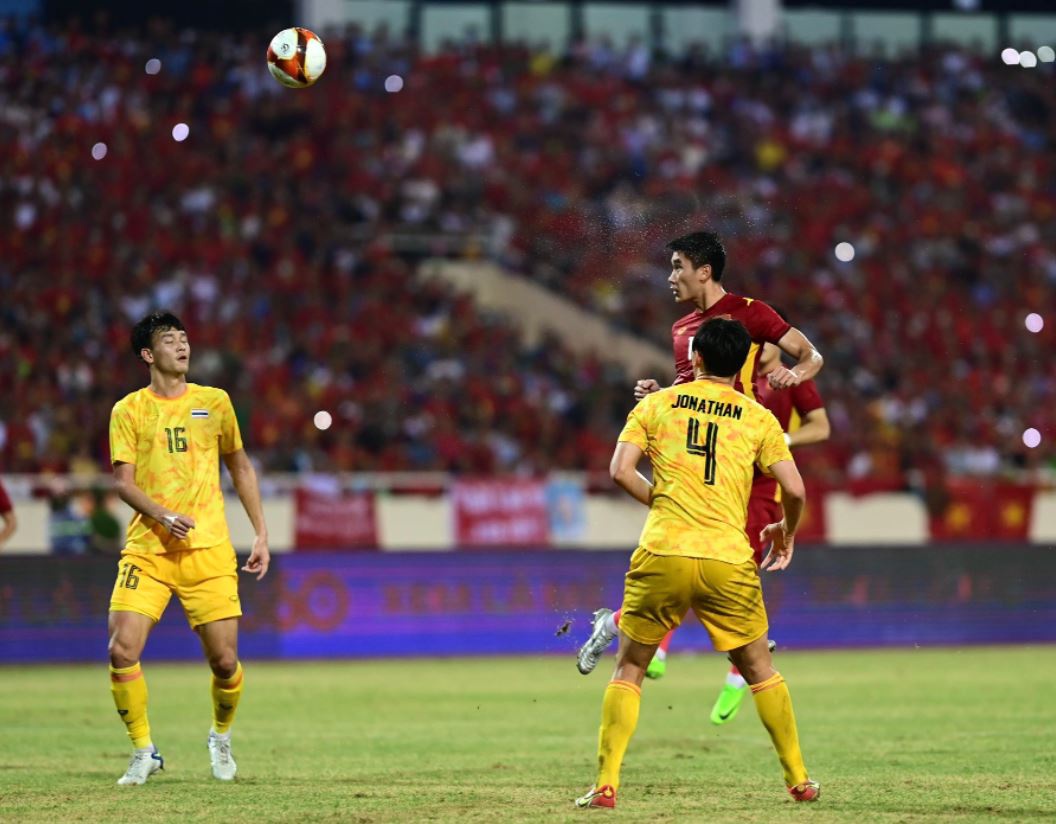 Nhâm Mạnh Dũng đánh đầu ghi bàn thắng duy nhất của trận chung kết bóng đá nam SEA Games 31. Ảnh: Thuận Thắng.