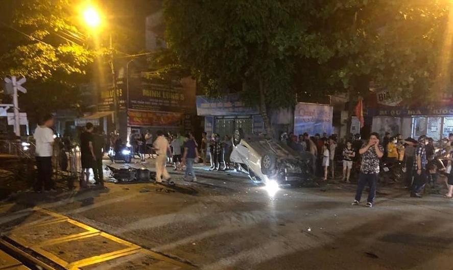 Ô tô 'nằm ngửa' trên phố trong đêm 'đi bão' ăn mừng chiến thắng của U23 Việt Nam