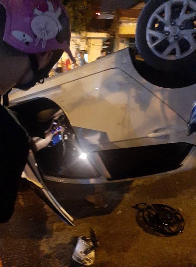 Ô tô 'nằm ngửa' trên phố trong đêm 'đi bão' ăn mừng chiến thắng của U23 Việt Nam - 1