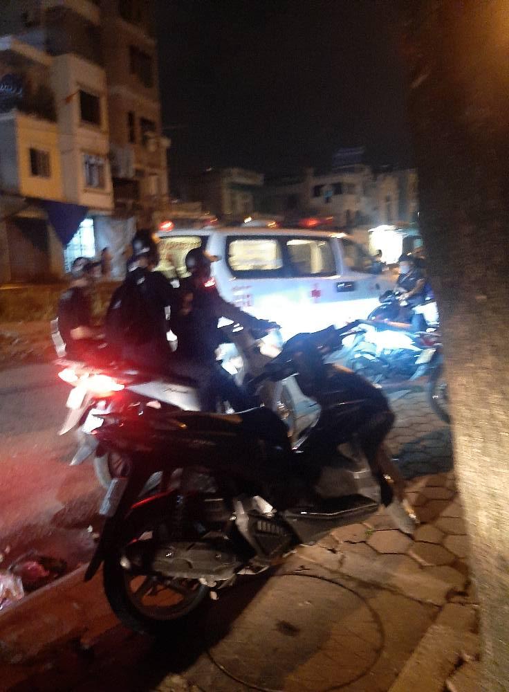 Ô tô 'nằm ngửa' trên phố trong đêm 'đi bão' ăn mừng chiến thắng của U23 Việt Nam - 2