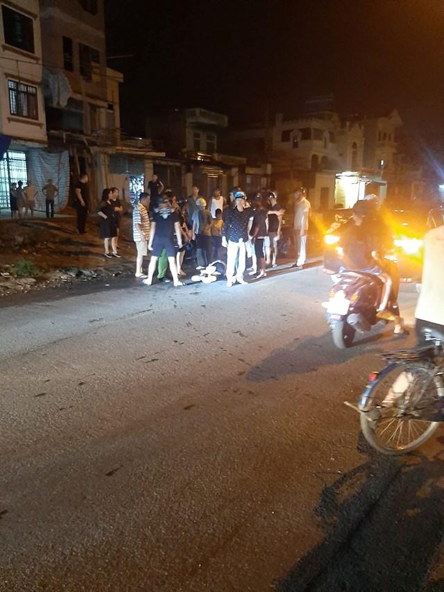 Ô tô 'nằm ngửa' trên phố trong đêm 'đi bão' ăn mừng chiến thắng của U23 Việt Nam - 3