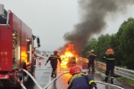 Ôtô cháy ngùn ngụt trên cao tốc Hà Nội - Hải Phòng