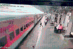 Video kinh hoàng cảnh giành giật tính mạng cho người đàn ông bị kéo lê dưới gầm tàu hỏa