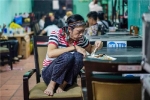 Xôn xao hình ảnh NS Hoài Linh ngồi co hai chân ăn cơm hộp hậu ồn ào từ thiện, sự thật là gì?
