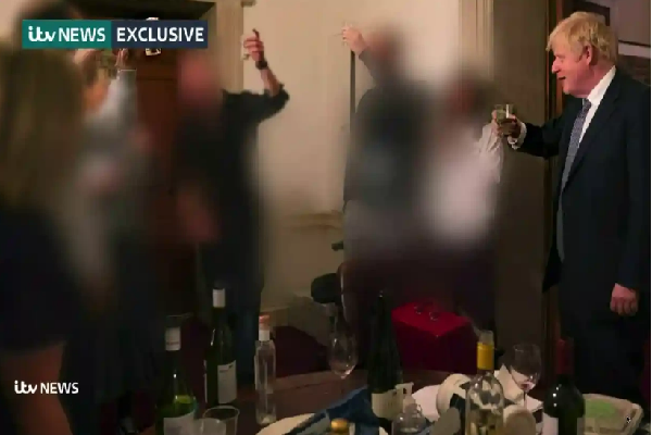 Lộ ảnh thủ tướng Anh tụ tập uống rượu giữa phong tỏa